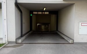 Einfahrt zur Tiefgarage mit Ampel