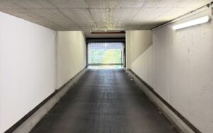 Rampe der Tiefgarage mit Gittertor am oberen Ende