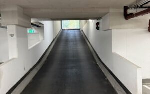 Rampe der Tiefgarage mit Ampel, Blick aus der Garage