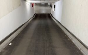 Rampe in die Tiefgarage hinunter